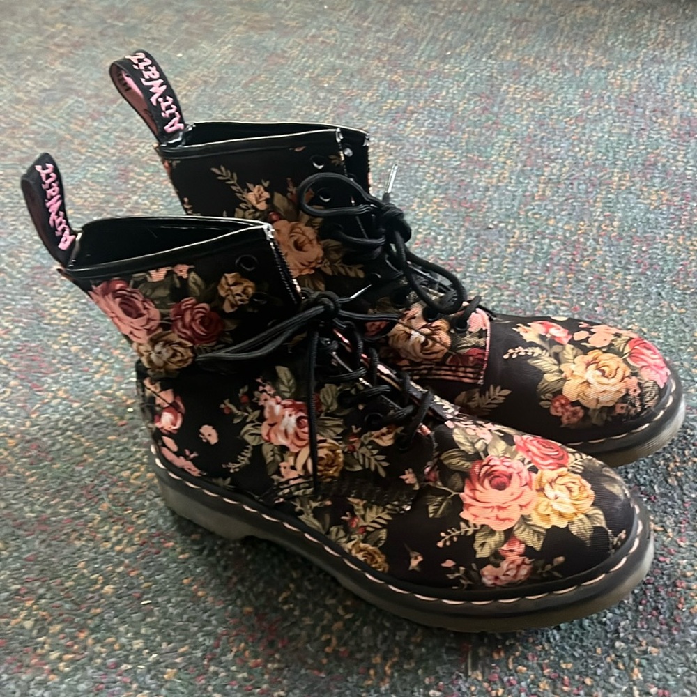 Dr. Martens Victorian Rose Antique Floral Black Canvas Combat Moto Boot Womens 9